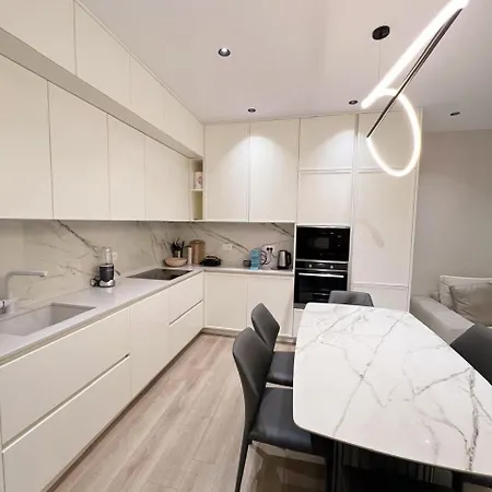 Lejlighed Modern New Apt, Prime Location&view