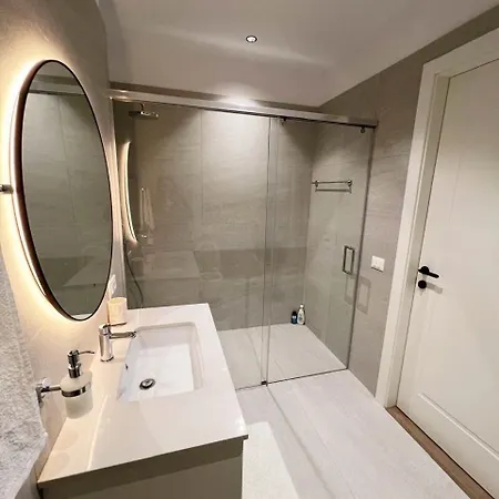 Modern New Apt, Prime Location&view